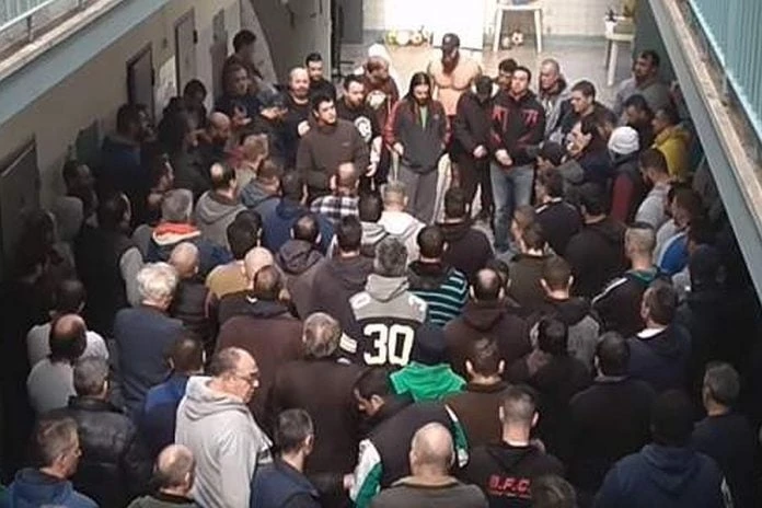 Πώς αποχαιρέτισαν τον Βασίλη Στεφανάκο οι κρατούμενοι στις φυλακές Κορυδαλλού (video)